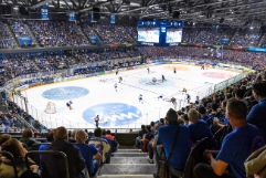 Eishockeystadion voll mit Zuschauern in Blau-Weiss