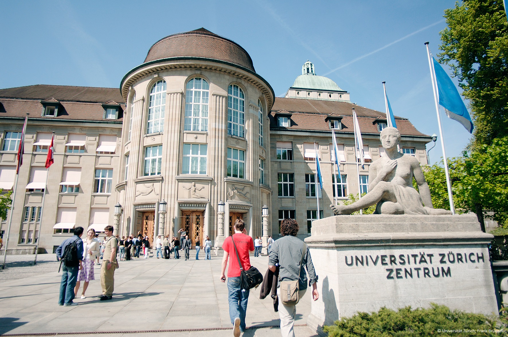 Eingang zum Hauptgebäude der Universität Zürich 